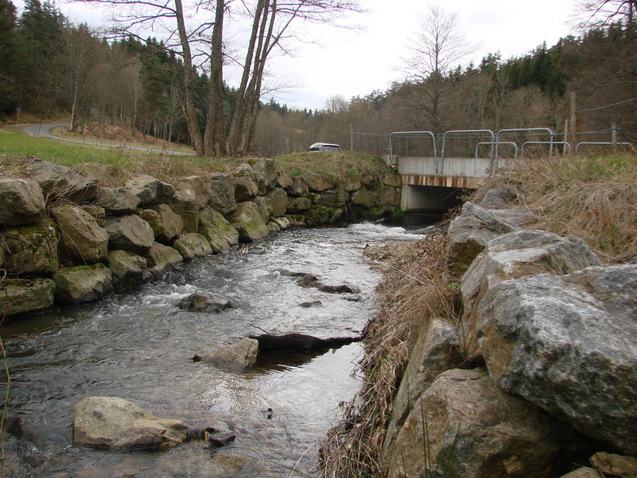 En aval du pont